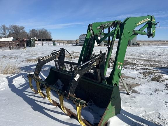 Image of John Deere 746 equipment image 1