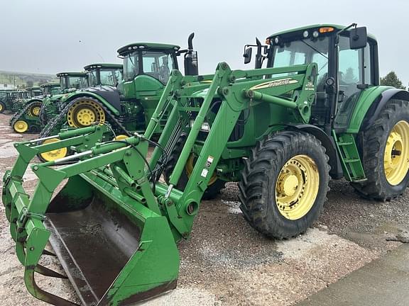 Image of John Deere 7520 equipment image 1