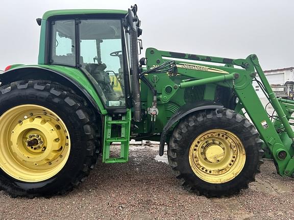 Image of John Deere 7520 equipment image 2