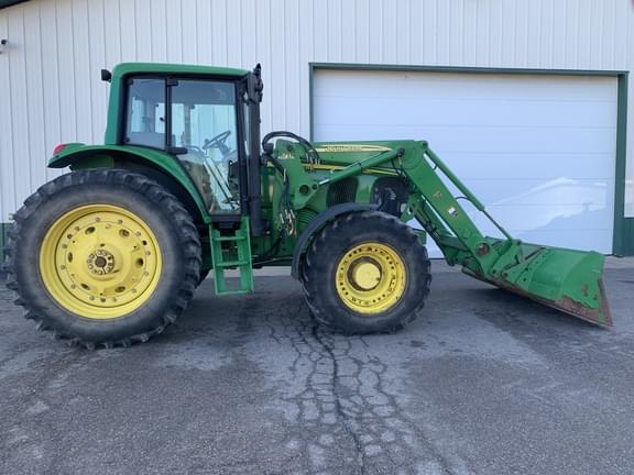 Image of John Deere 7520 equipment image 2