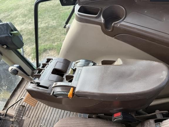 Image of John Deere 7520 equipment image 2