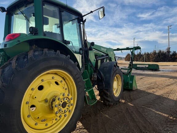 Image of John Deere 7520 equipment image 3
