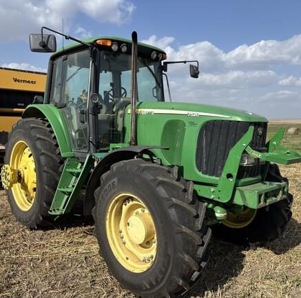 Image of John Deere 7520 equipment image 1