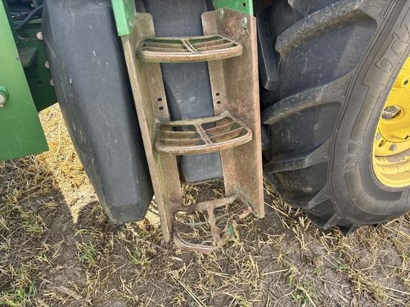 Image of John Deere 7520 equipment image 4
