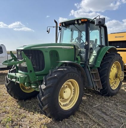 2004 John Deere 7520 Equipment Image0