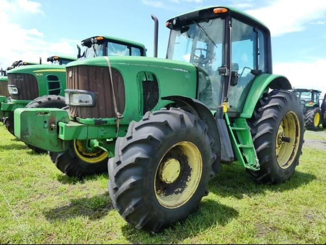 Image of John Deere 7520 equipment image 1