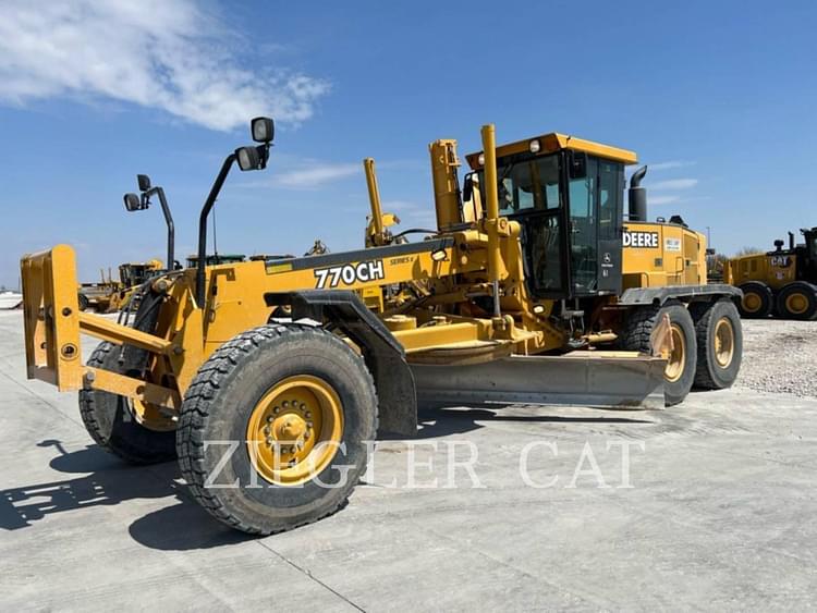 2004 John Deere 770CH Equipment Image0