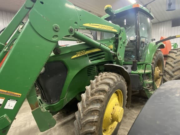 Image of John Deere 7820 equipment image 1