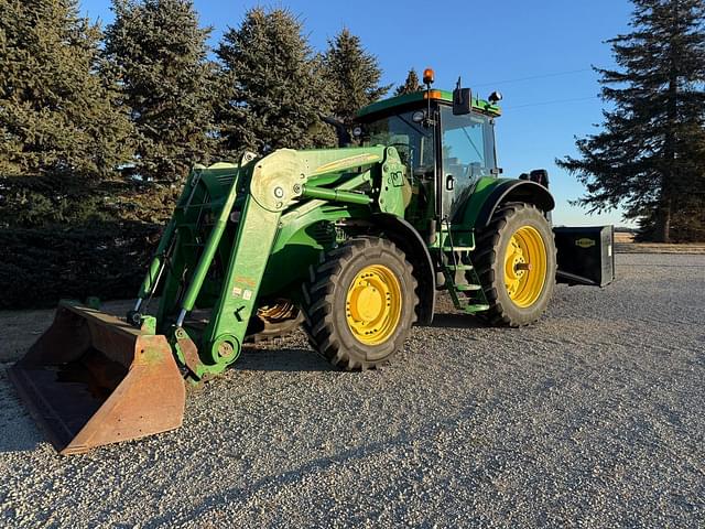 Image of John Deere 7920 equipment image 1