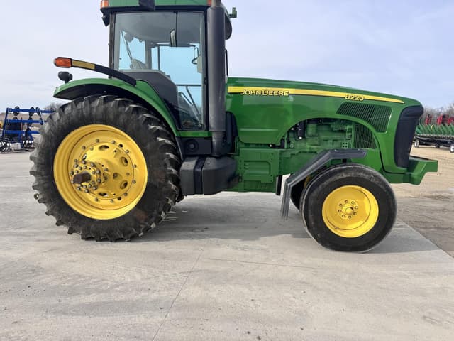 Image of John Deere 8220 equipment image 1