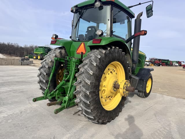Image of John Deere 8220 equipment image 2