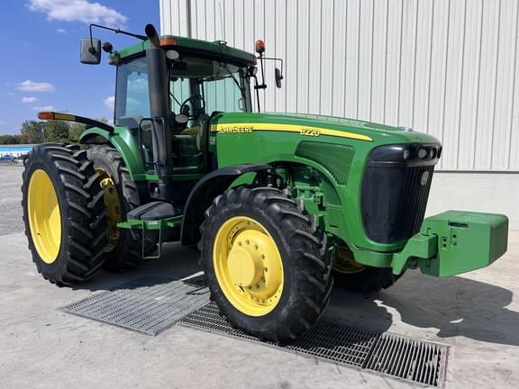 Image of John Deere 8220 Primary image