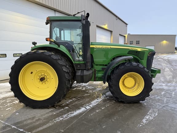 Image of John Deere 8220 equipment image 1