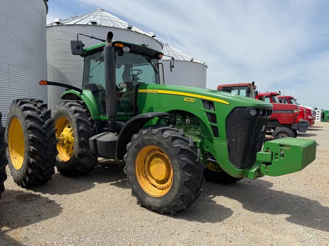 Image of John Deere 8230 equipment image 1