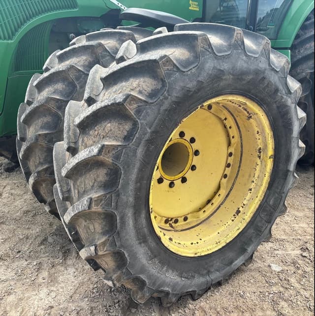 Image of John Deere 8320 equipment image 2