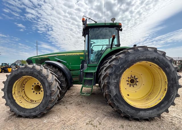 Image of John Deere 8320 equipment image 1