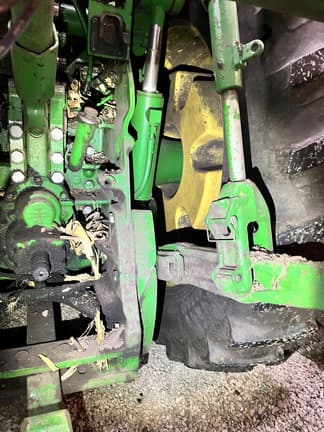 Image of John Deere 8320 equipment image 4