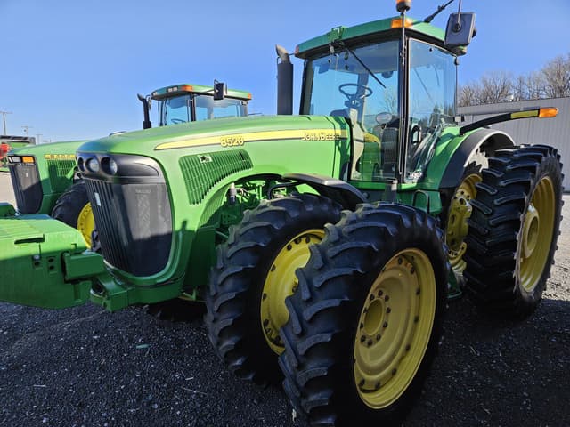 Image of John Deere 8520 equipment image 1