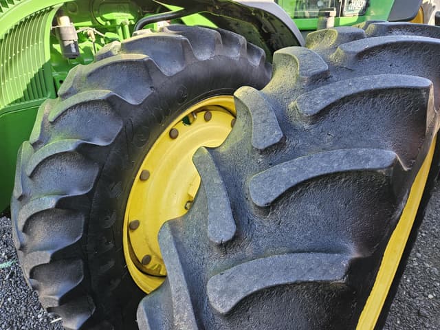 Image of John Deere 8520 equipment image 2