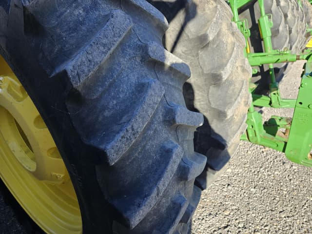 Image of John Deere 8520 equipment image 4