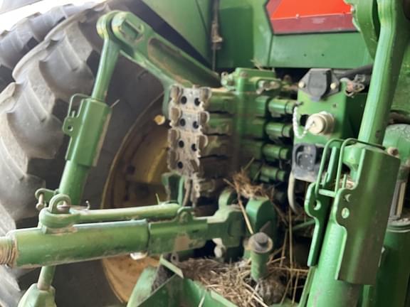 Image of John Deere 8520 equipment image 4