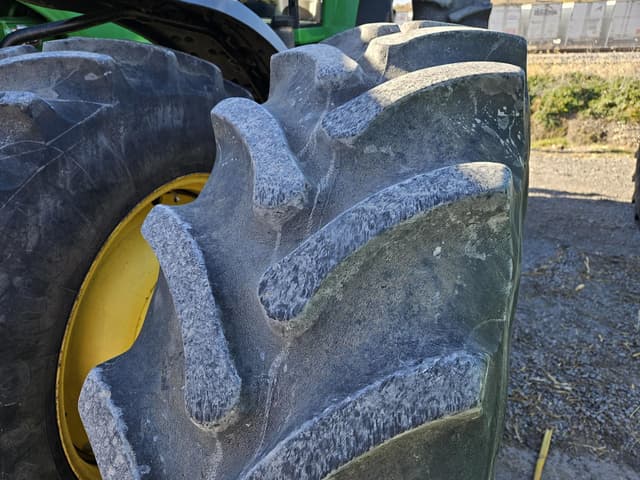 Image of John Deere 8520 equipment image 1