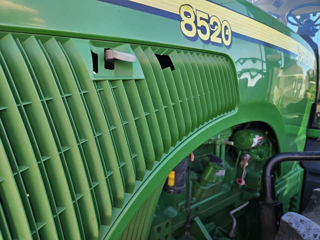 Image of John Deere 8520 equipment image 4