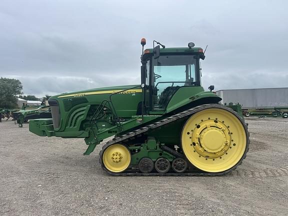 Image of John Deere 8520T equipment image 1