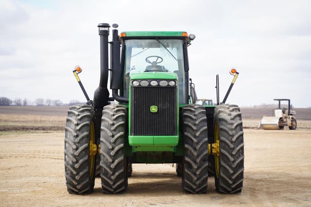 Image of John Deere 9220 equipment image 1