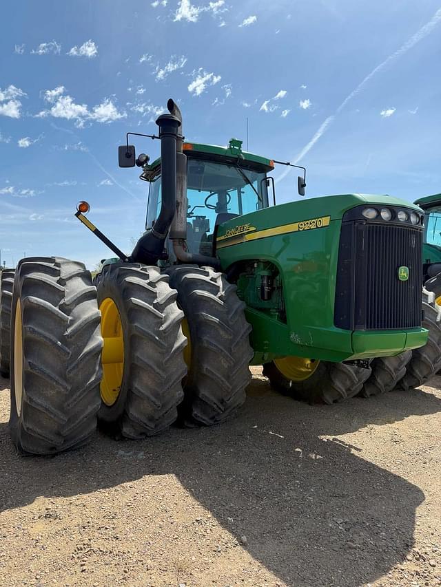 Image of John Deere 9220 equipment image 1