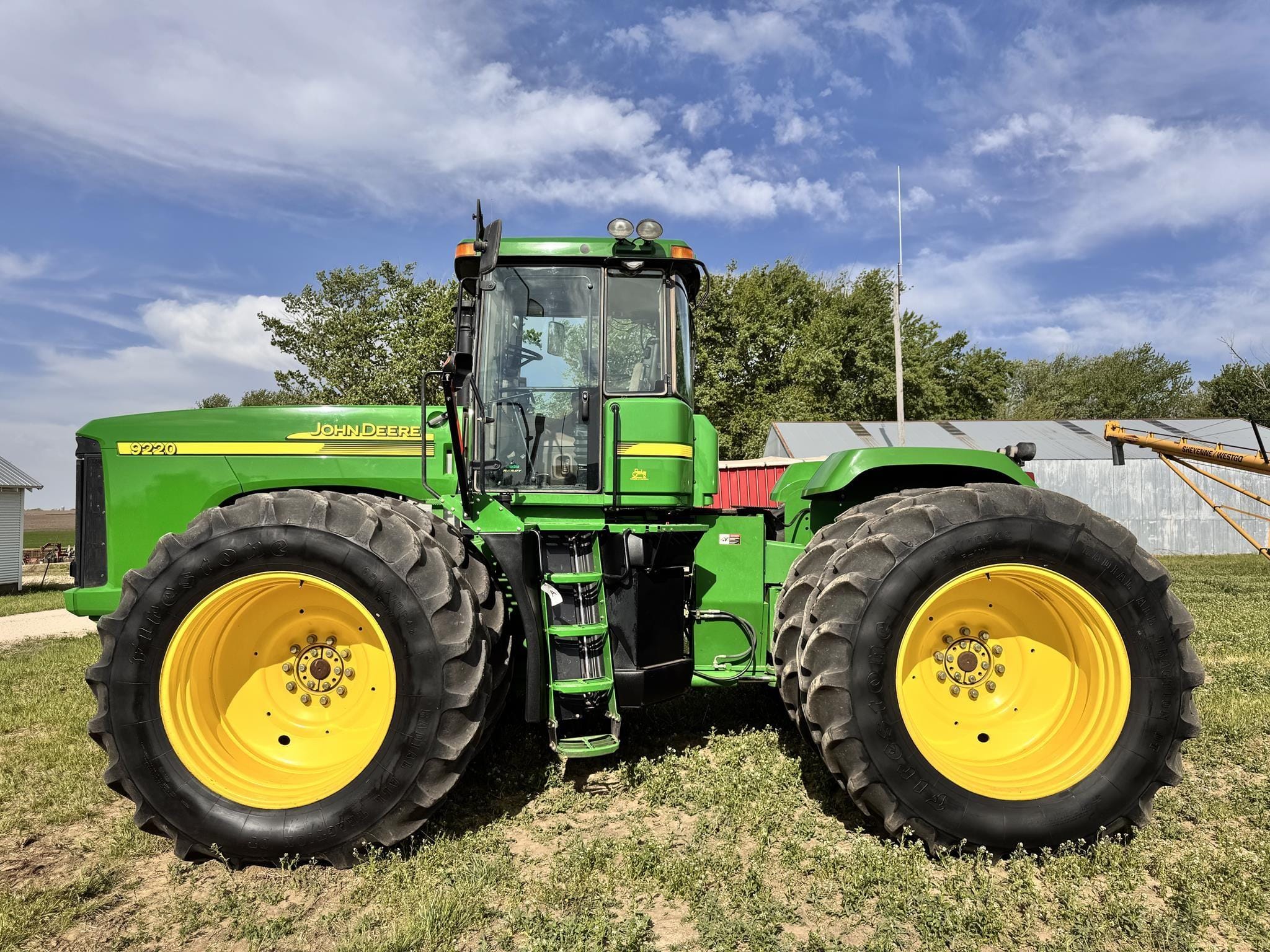 2004 John Deere 9220 Equipment Image0