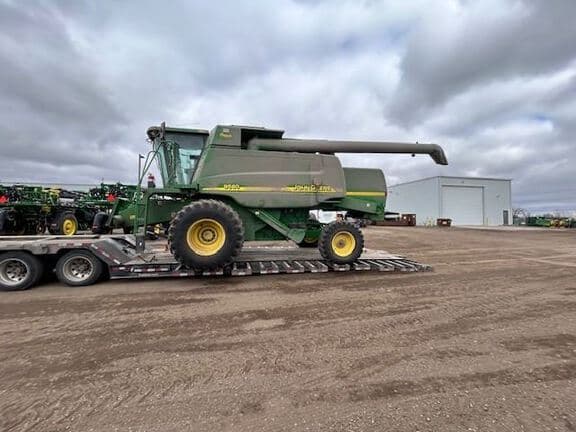 Image of John Deere 9560 equipment image 1