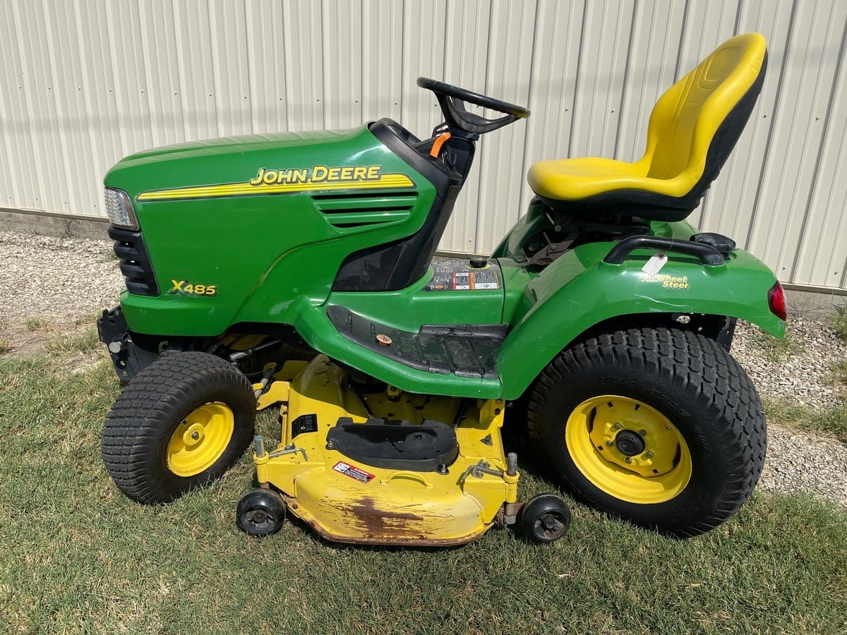 John Deere X485 Equipment Image0