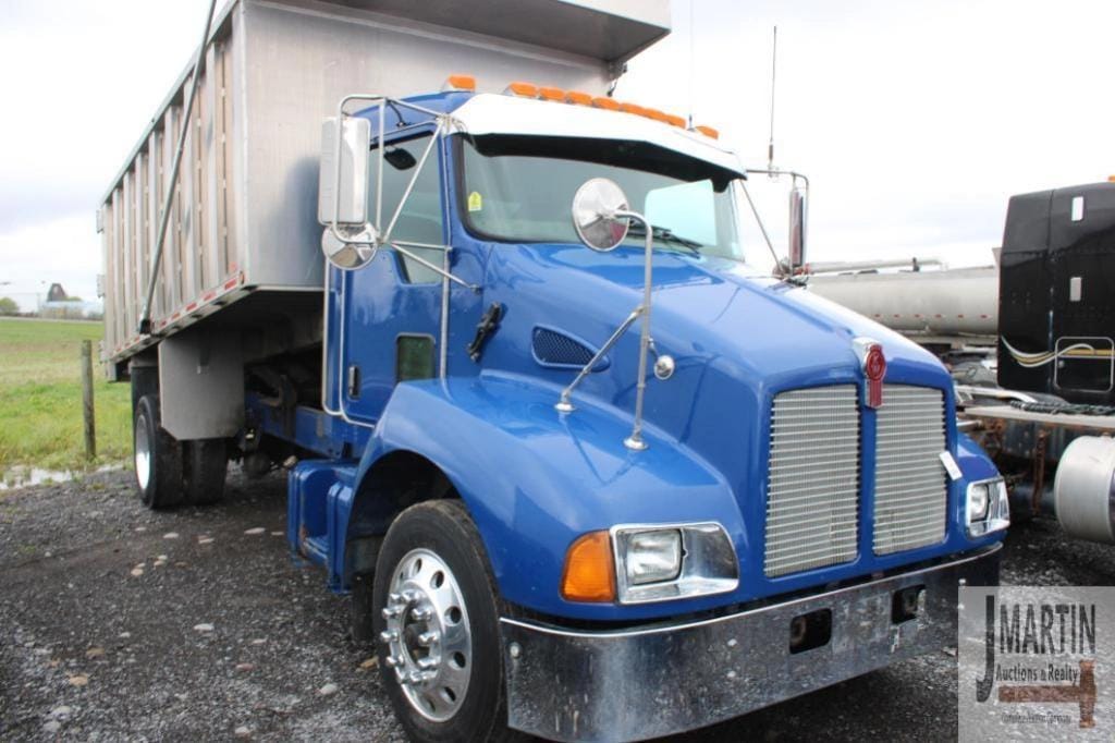 2004 Kenworth T300 Equipment Image0