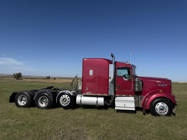 Image of Kenworth W900L equipment image 1