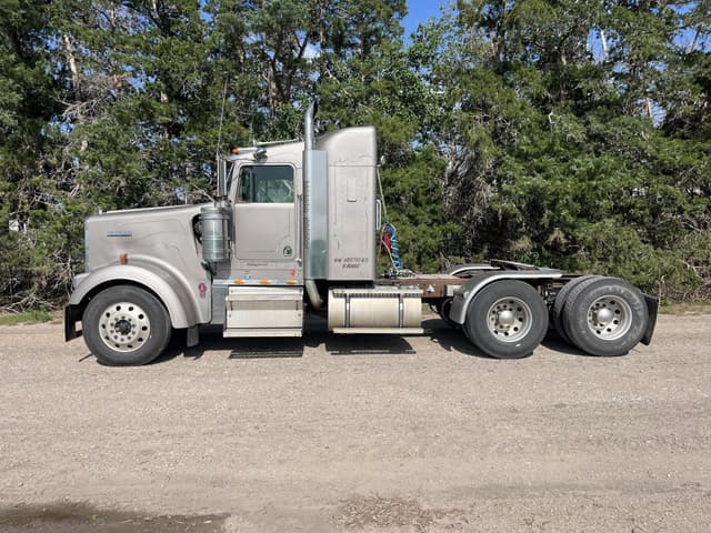 Image of Kenworth W900 equipment image 1