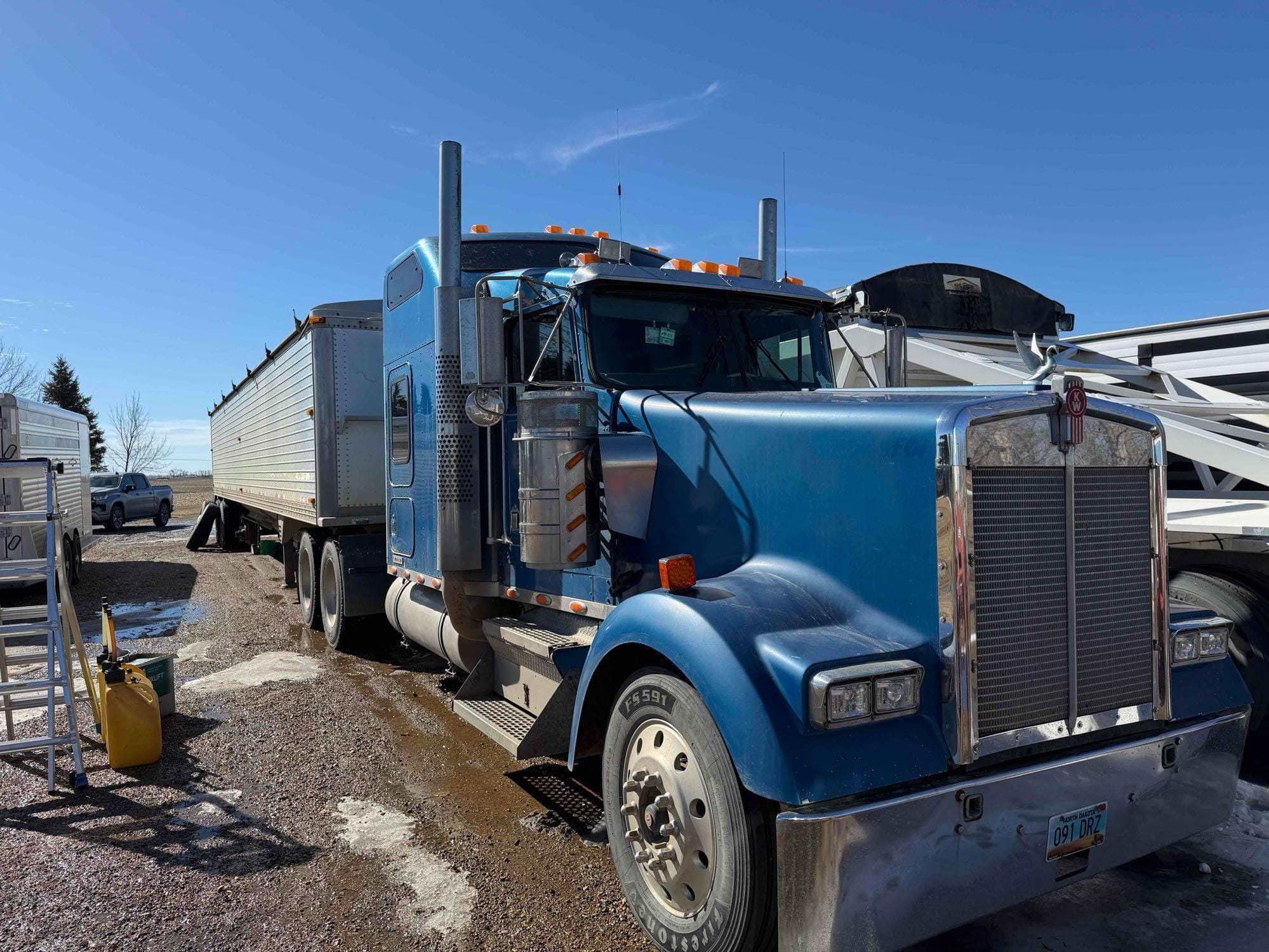 2004 Kenworth W900B Equipment Image0