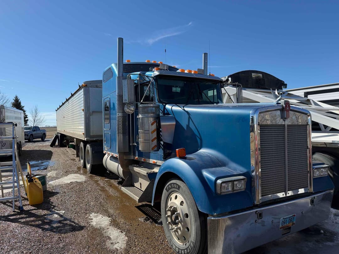 Image of Kenworth W900B Primary image