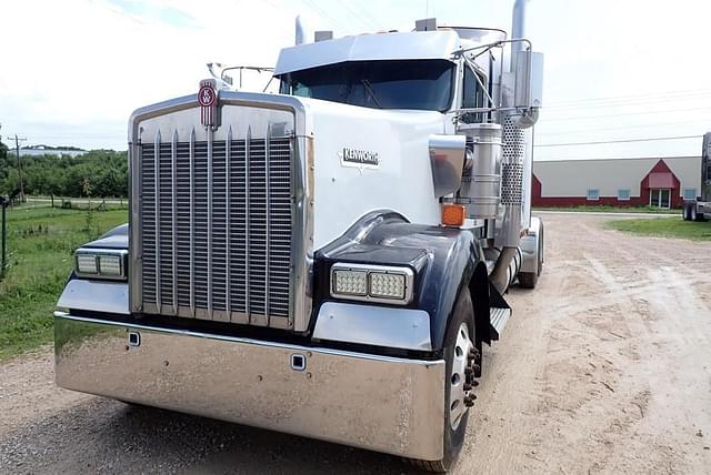 Image of Kenworth W900L equipment image 2