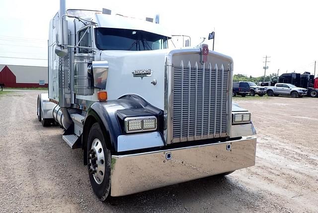 Image of Kenworth W900L equipment image 4