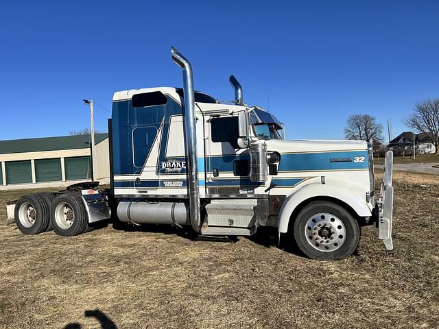 Image of Kenworth W900L equipment image 1