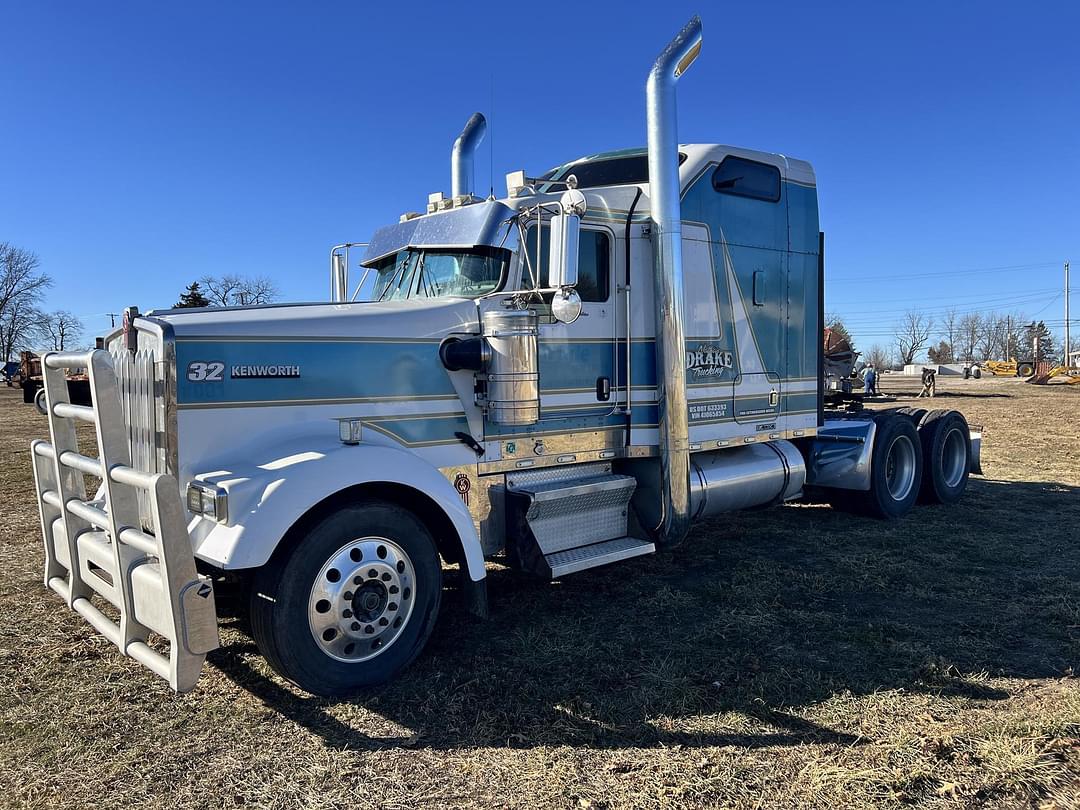 Image of Kenworth W900L Primary image