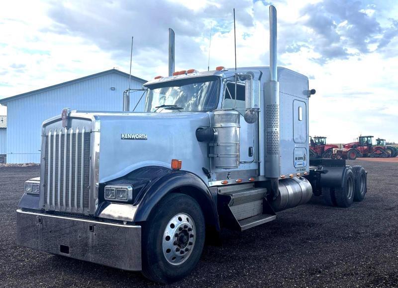 Image of Kenworth W900L Primary image