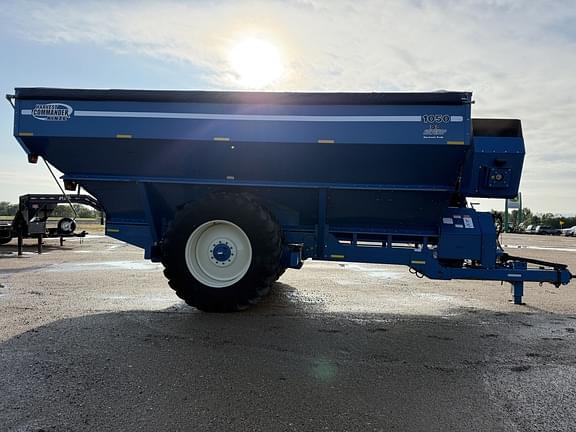 Image of Kinze 1050 equipment image 1