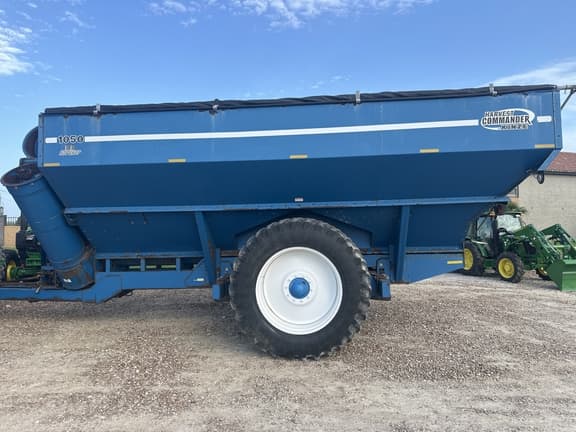 Image of Kinze 1050 equipment image 1