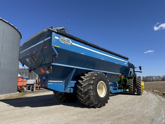 Image of Kinze 1050 equipment image 1