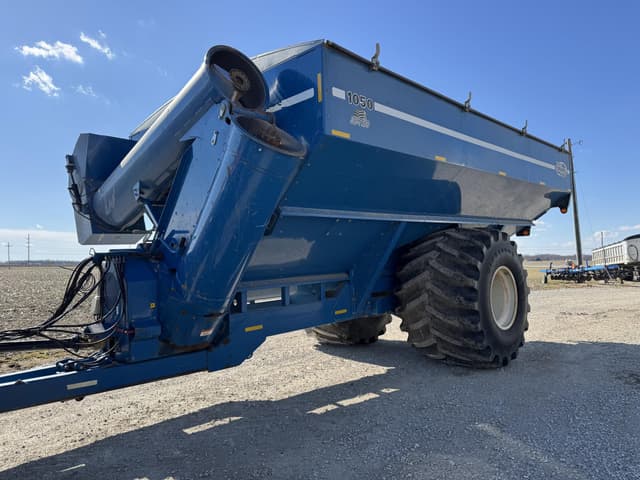 Image of Kinze 1050 equipment image 2