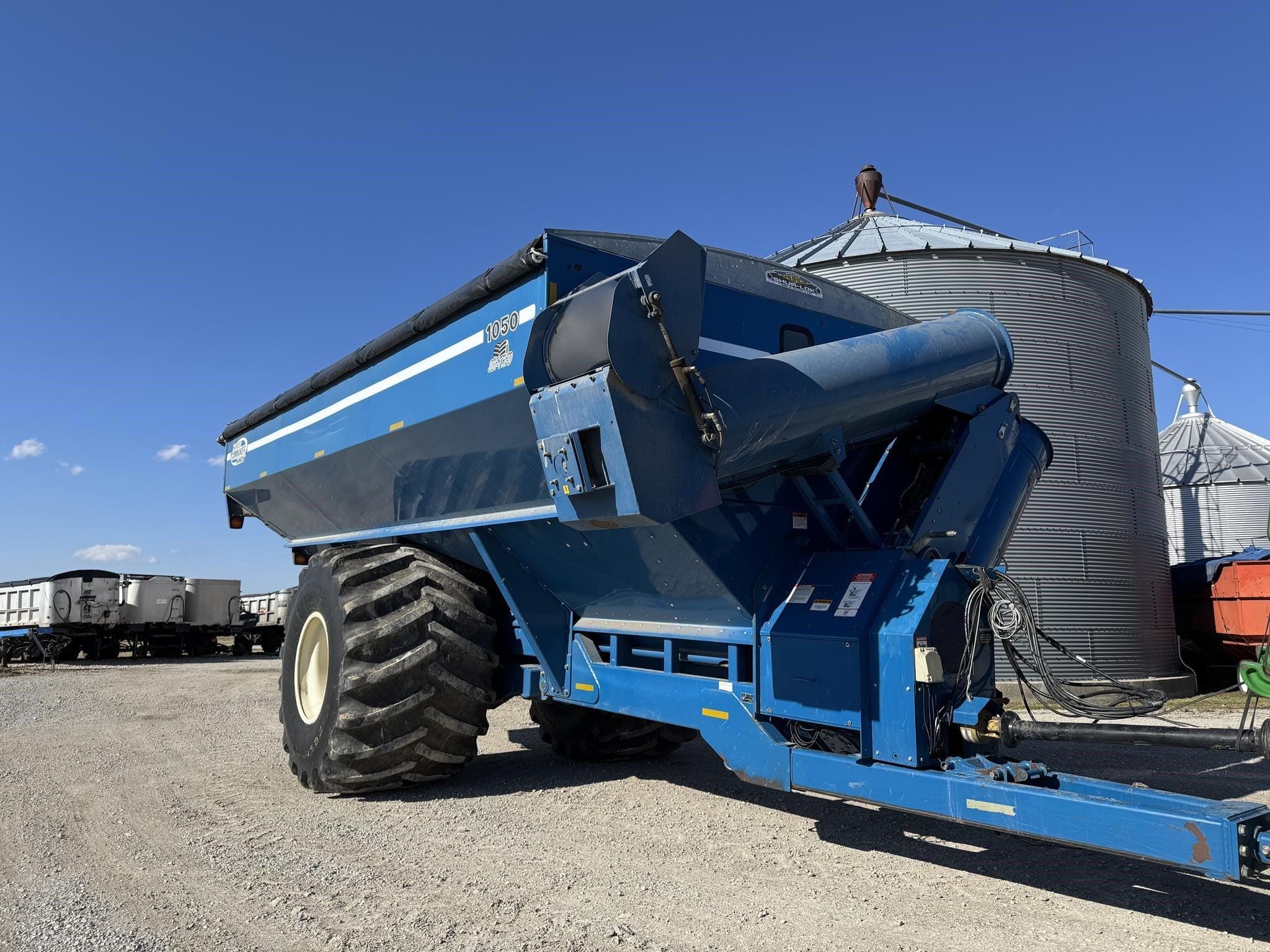 2004 Kinze 1050 Equipment Image0