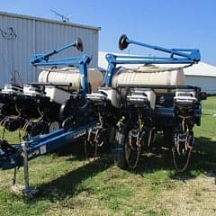 Image of Kinze 3200 equipment image 3