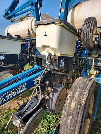 Image of Kinze 3200 equipment image 2